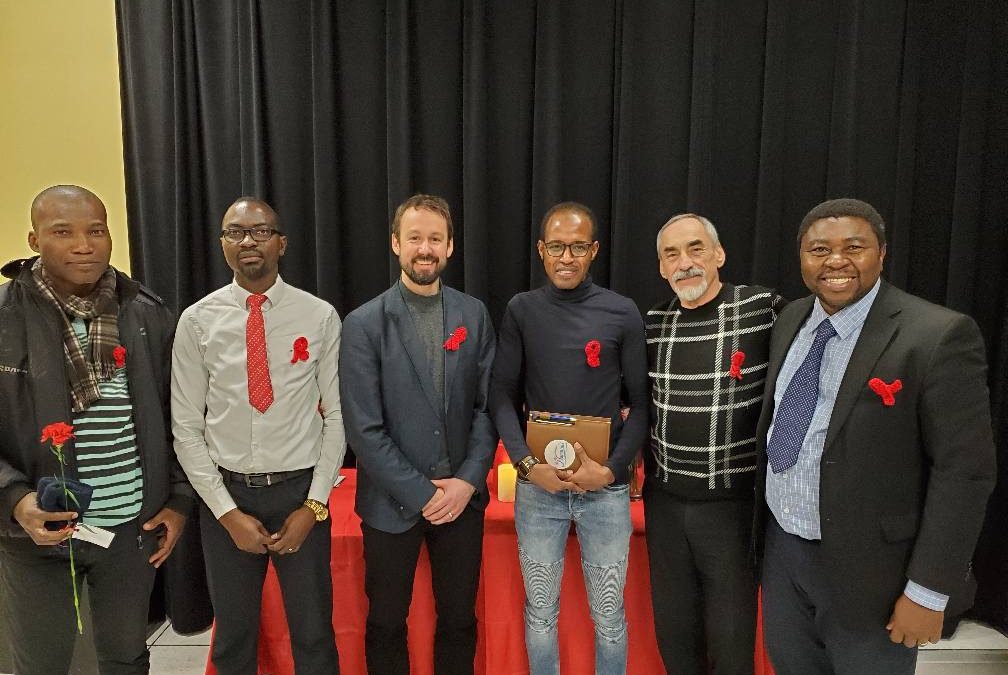 En prélude de la Journée Mondiale de Lutte Contre le SIDA, une conférence a été animée au Théâtre Français de Toronto hier par l’enseignant chercheur Pr. Jean Philippe J., chef de département de médecine moléculaire de l’Université de Toronto .